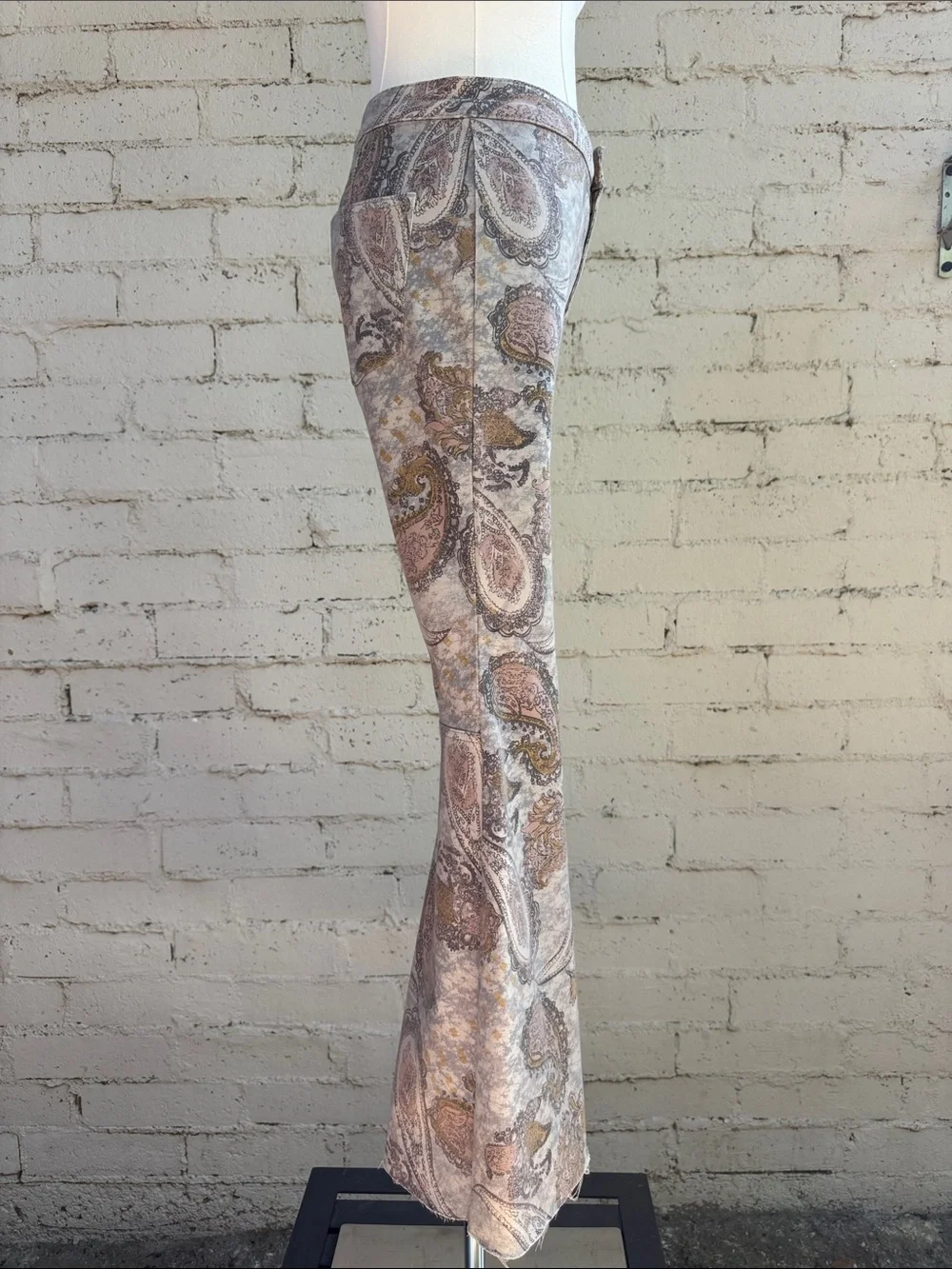 Free People We The Free Just Float On Flare Jeans Limestone Paisley Size 26 - Picture 5 of 16